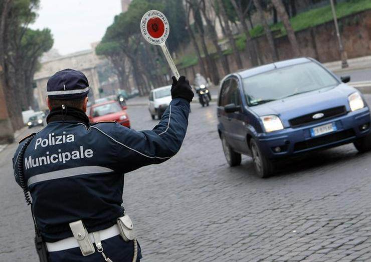 Fermati con la patente di guida scaduta, sanzioni