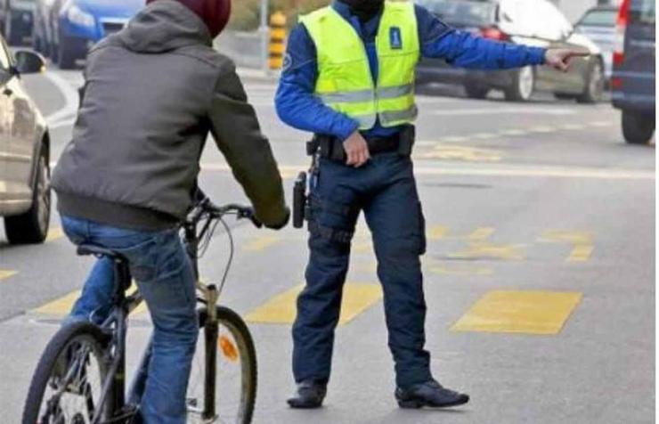 ciclisti al posto di blocco