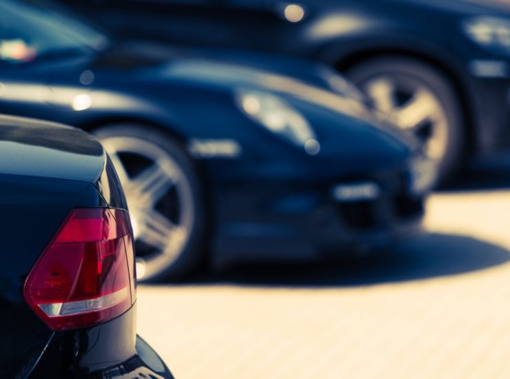 Parcheggio con auto di lusso in primo piano