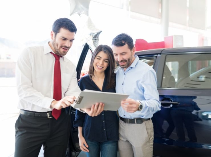 Coppia di ragazzi alle prese con una trattativa per acquisto auto