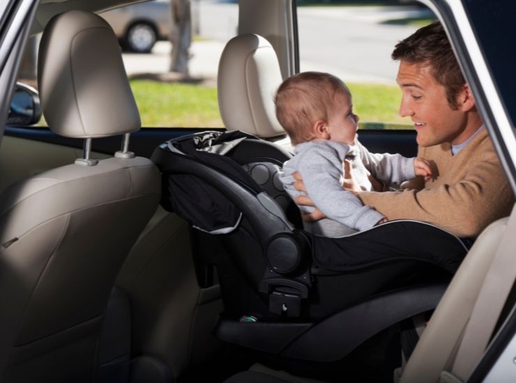 Bambino di pochi mesi all'interno di un seggiolino per auto