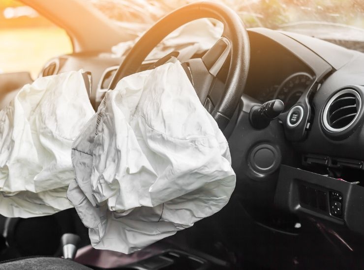 Immagine di due airbag esplosi in auto