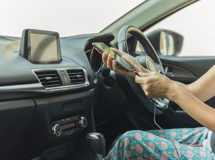 Mettere in carica il cellulare in auto