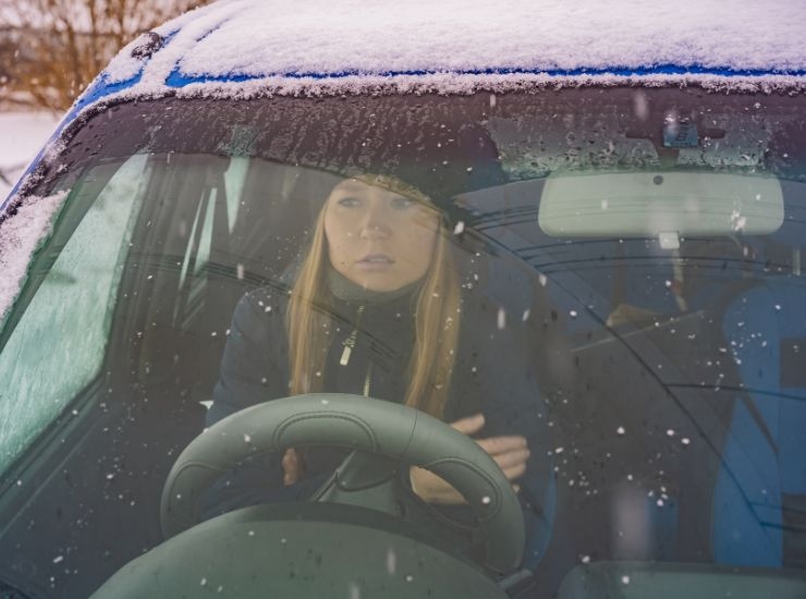 Donna bloccata all'interno di un'auto ghiacciata 