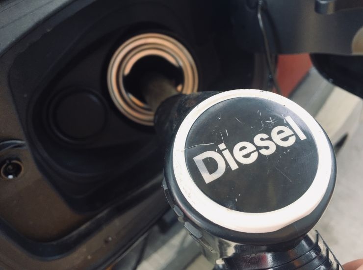 Fare rifornimento di carburante diesel