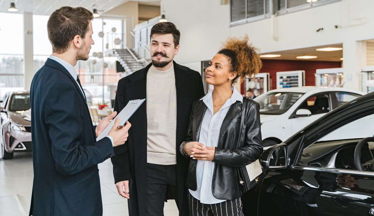 Coppia sceglie l'auto da acquistare con aiuto del venditore